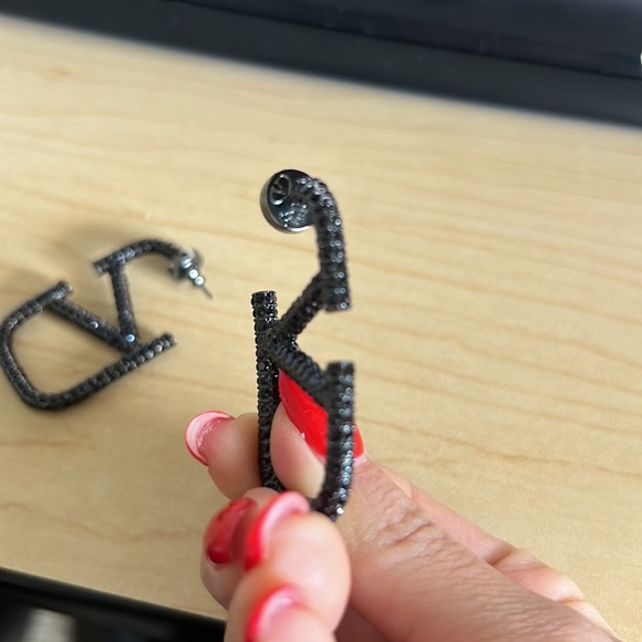 V earrings - Picture 4 of 4